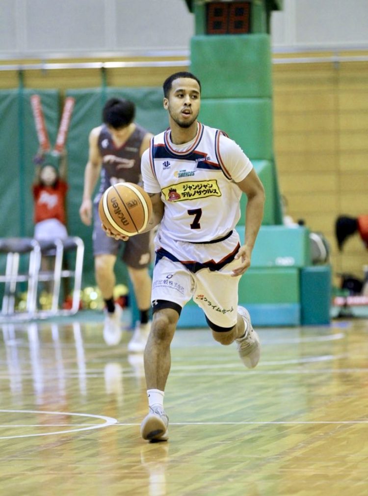 Taiyo playing professional basketball in Japan's B.League